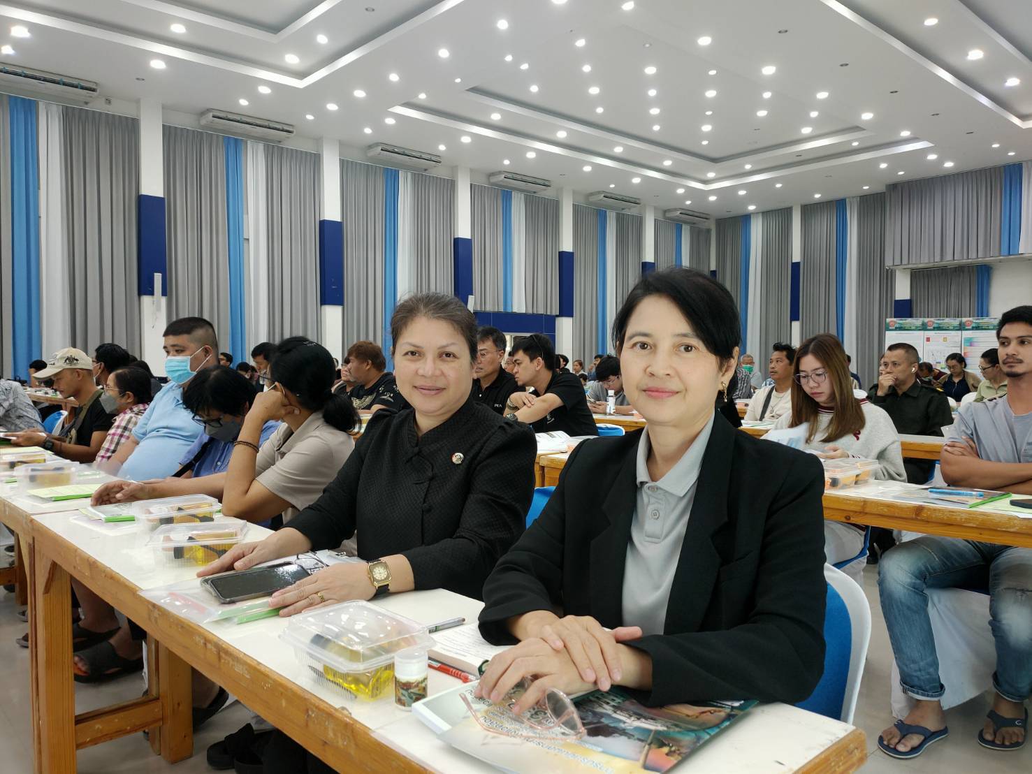 สำนักงานพัฒนาชุมชนอำเภอคลองหลวง "ร่วมประชุมเพื่อสรุปผลการประเมินผลกระทบสิ่งแวดล้อม"