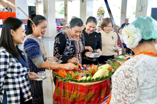 สพอ.คลองหลวง ร่วม "โครงการส่งเสริมผลิตภัณฑ์สินค้ากลุ่มสตรีในชุมชน ประจำปีงบประมาณ ๒๕๖๙