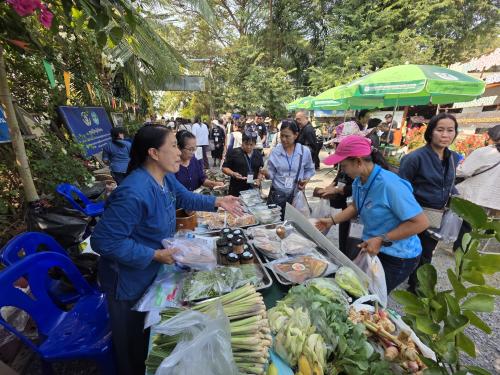 สพอ.คลองหลวง ร่วมกิจกรรม "ศึกษาดูงานในรูปแบบ Action Learning ๙ ฐานการเรียนรู้ และการเปิดตลาดขายของภาคีเครือข่ายฯ จำหน่ายสินค้าชุมชน" ของโรงเรียนเศรษฐกิจพอเพียง ปทุมธานี