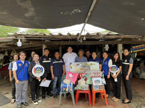 อำเภอคลองหลวง นำทีม ศจพ.อ. บูรณาการทุกภาคส่วน ลงพื้นที่เยี่ยมครัวเรือนเปราะบาง คลองเจ็ด วัดพระธรรมกายร่วมสาธารณสงเคราะห์